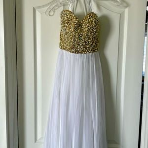 Size 6 sweetheart long formal dress, fits more like a size 4, runs small.
